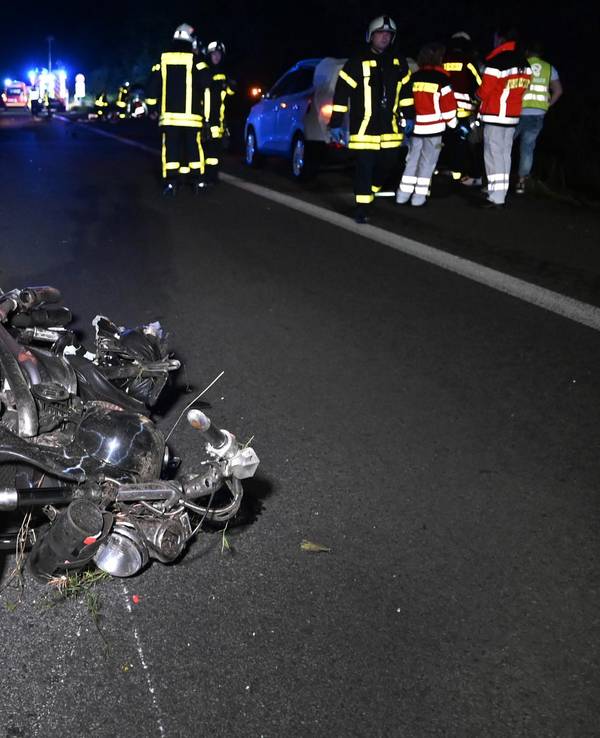 Ein Motorrad liegt nach einem Unfall auf dem Asphalt (Symbolfoto).
