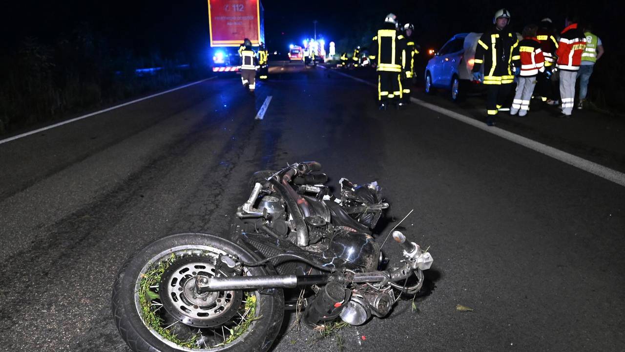 Ein Motorrad liegt nach einem Unfall auf dem Asphalt (Symbolfoto).