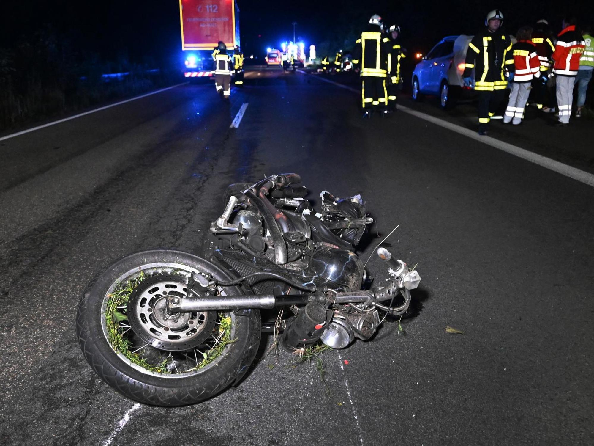 Ein Motorrad liegt nach einem Unfall auf dem Asphalt (Symbolfoto).