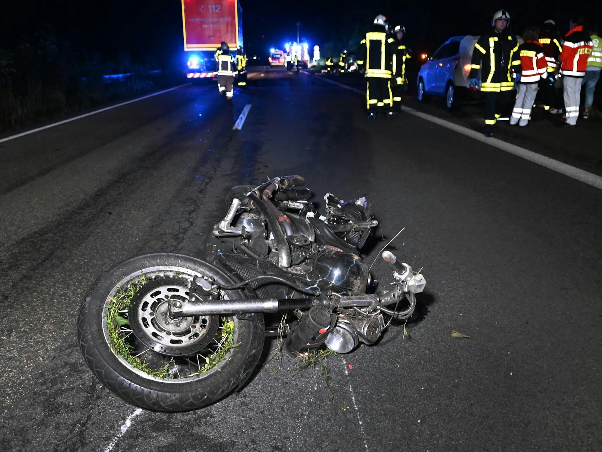 Ein Motorrad liegt nach einem Unfall auf dem Asphalt (Symbolfoto).