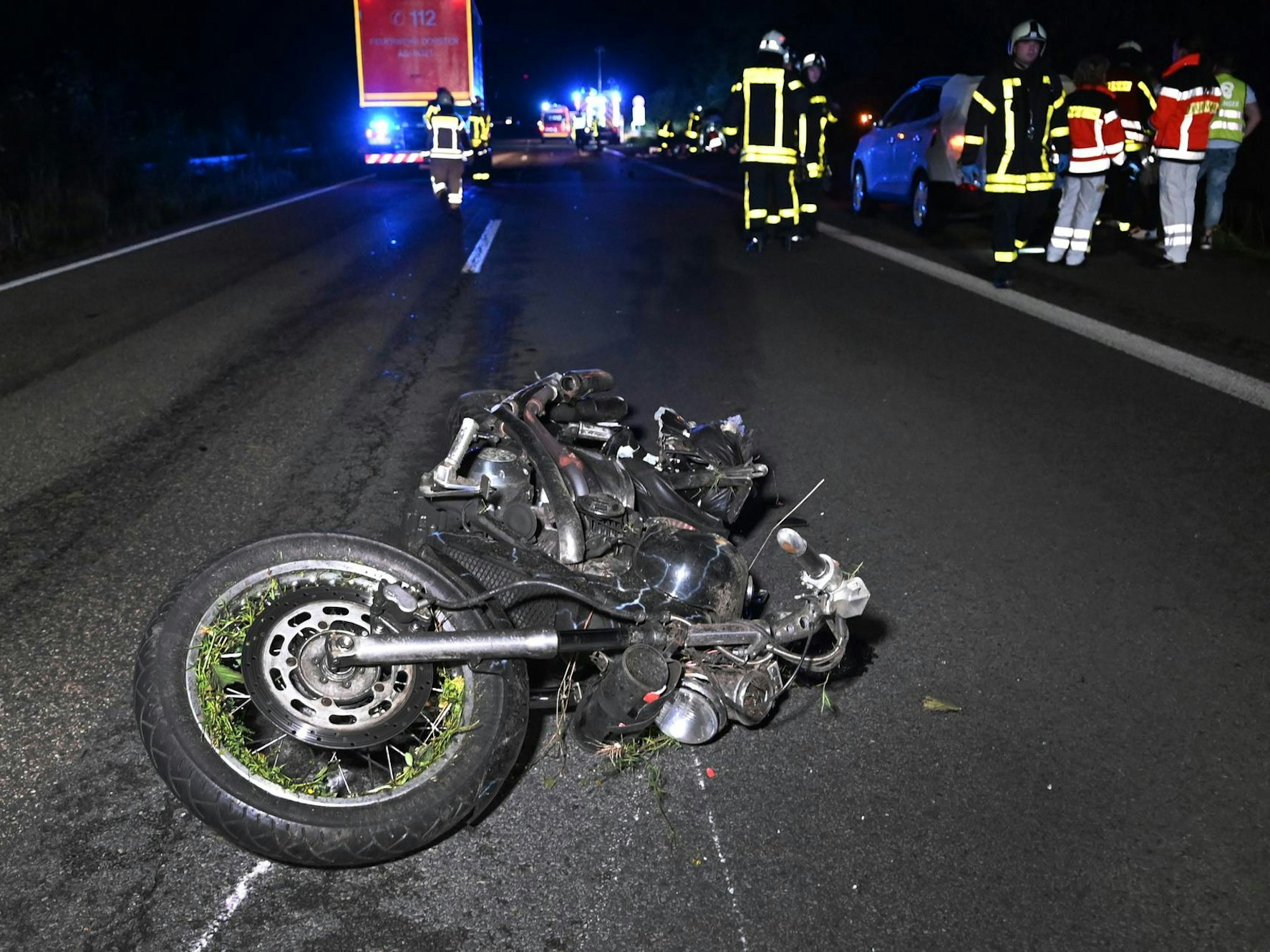Ein beschädigtes Motorrad liegt nach einem Unfall auf der Fahrbahn.