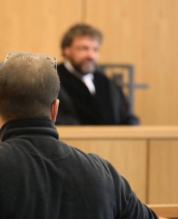 Brummi-Andi vor dem Landgericht in Aachen
