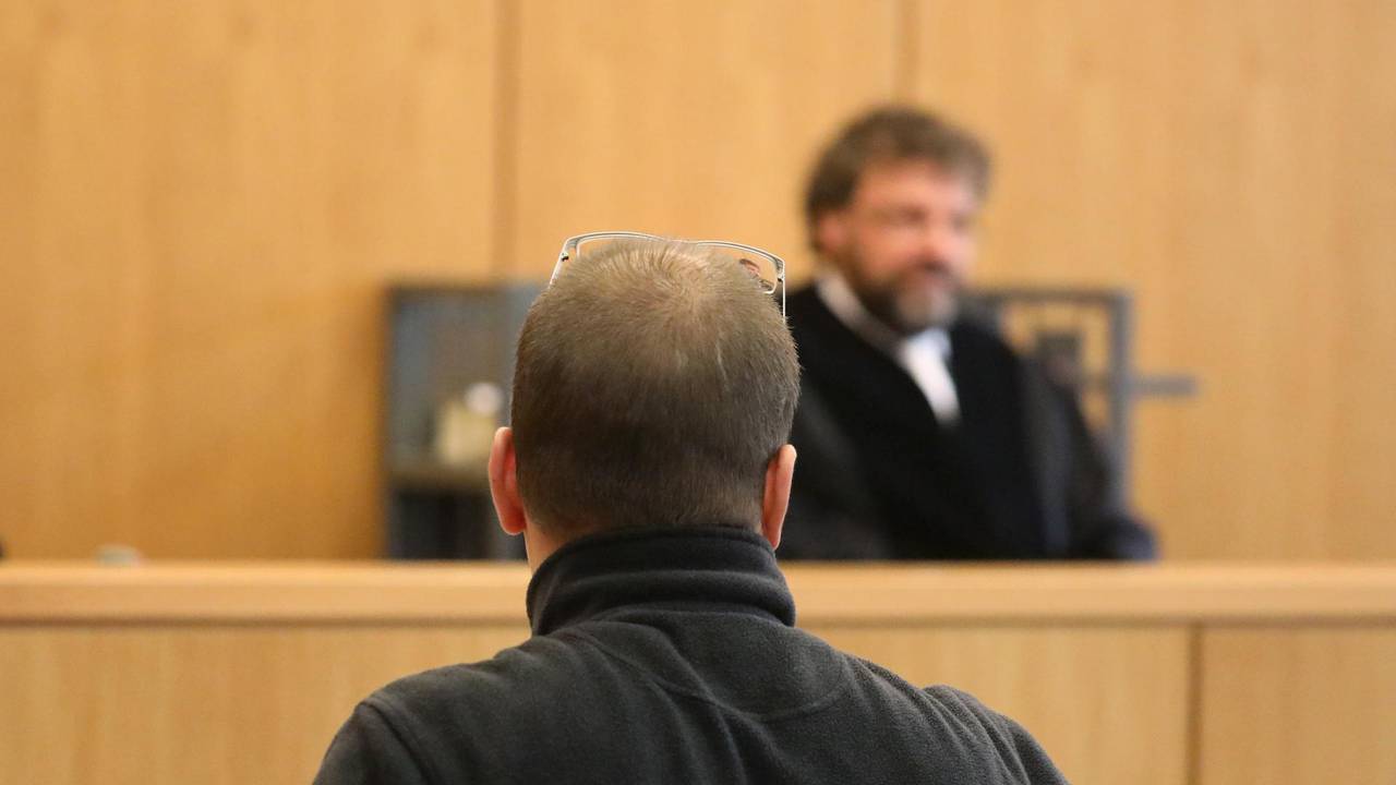 Brummi-Andi vor dem Landgericht in Aachen