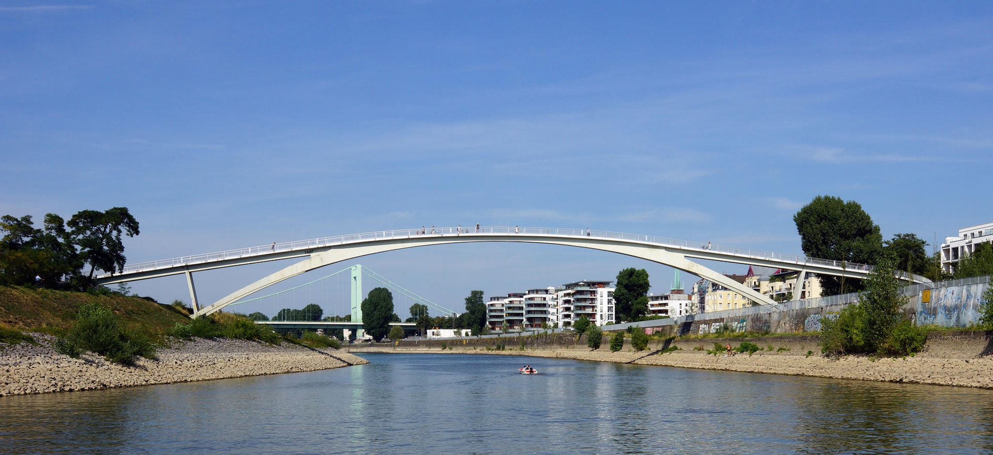 Mülheimer_Hafen,_Fußgängerbrücke_Katzenbuckel