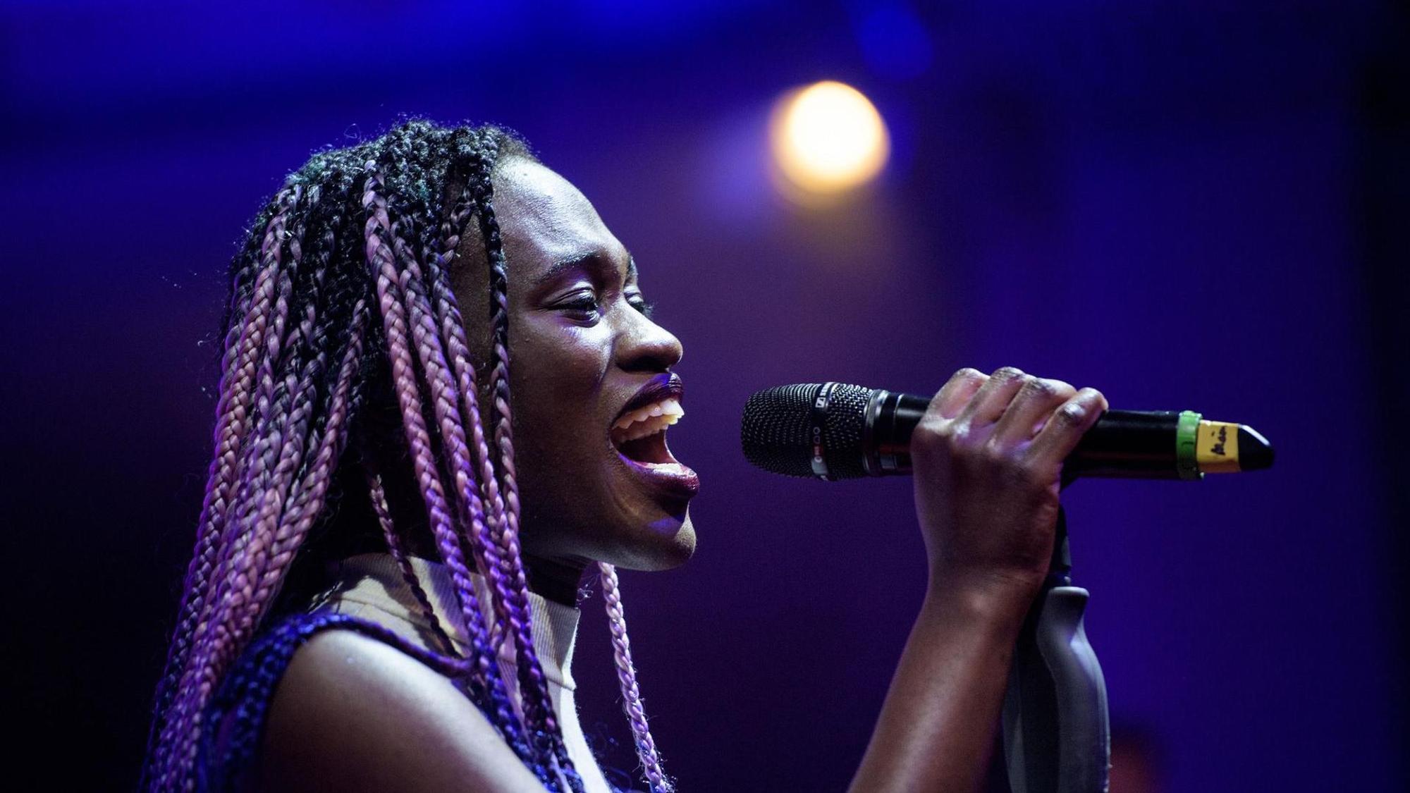 Ivy Quainoo steht auf der Bühne und singt.