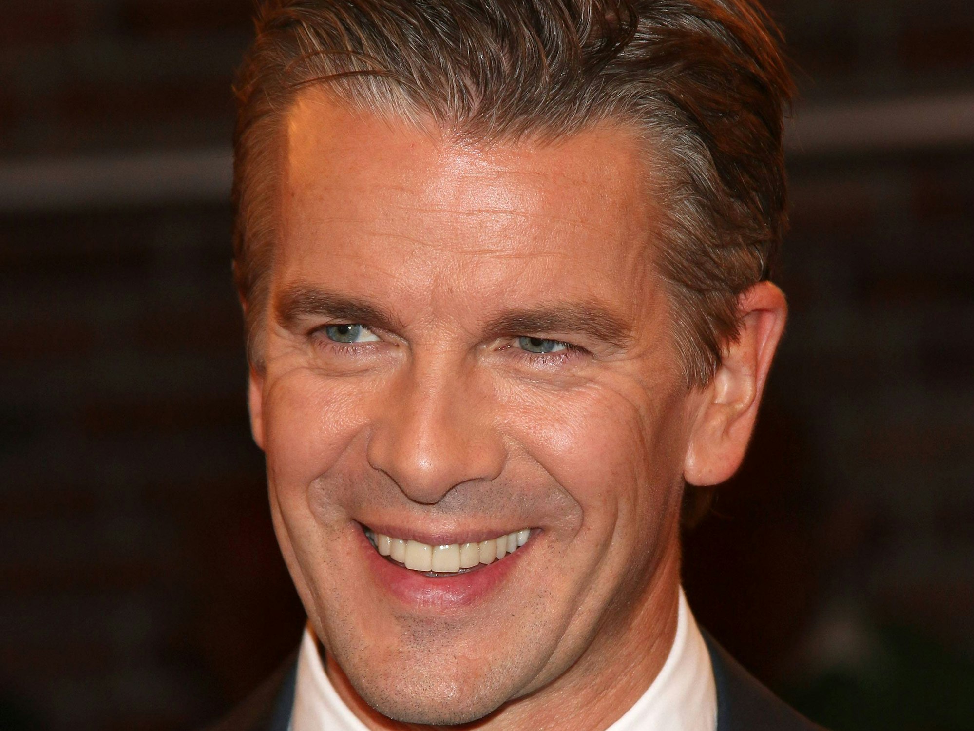 Markus Lanz lacht in die Kamera.