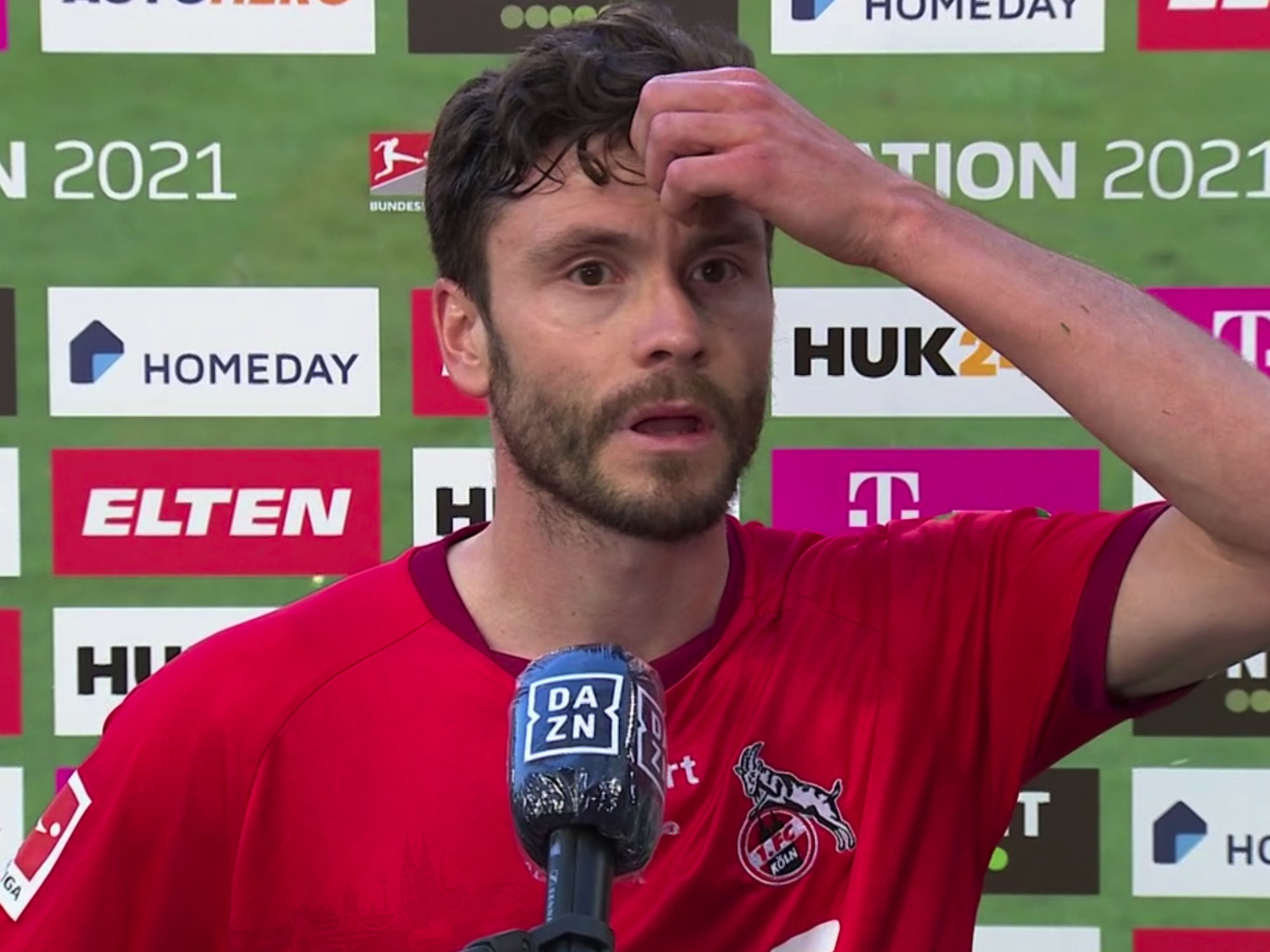 Jonas Hector gibt ein Interview.