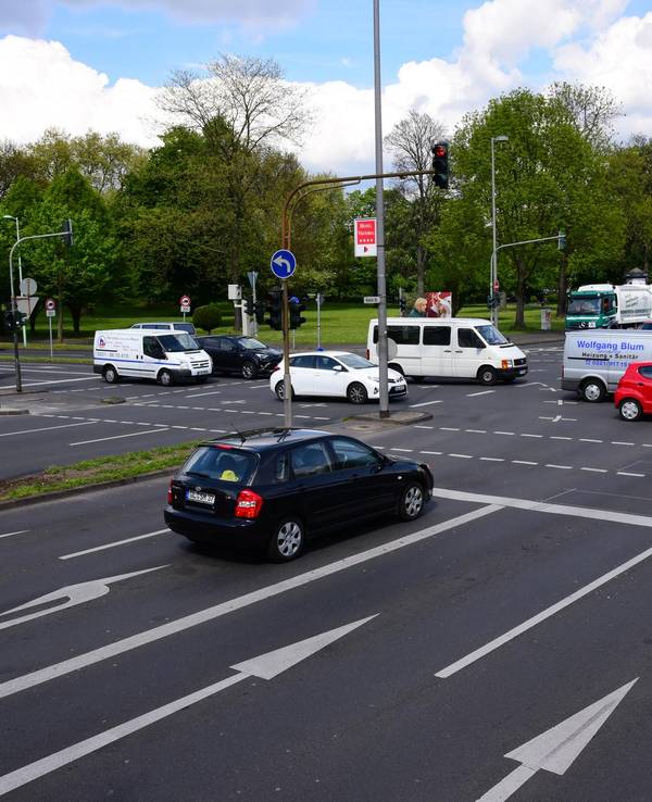 Autos fahren auf der Riehler Straße in Köln.