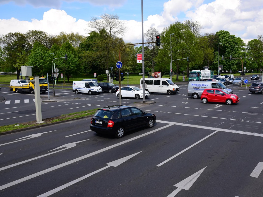 Autos fahren auf der Riehler Straße in Köln.