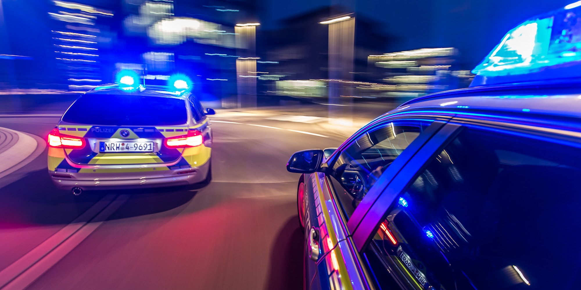 Funkstreifenwagen-Einsatzfahrt-Nacht-Fahrtrichtung-Blaulicht-01