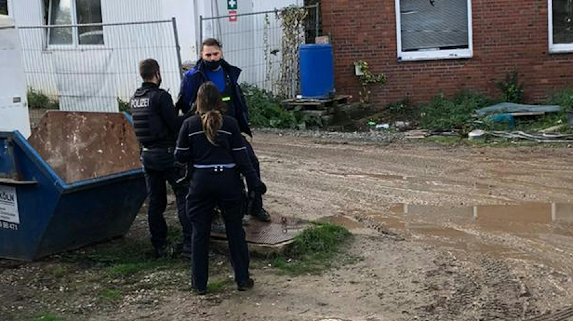 Der Kölner Yüksel Aker erhebt nach einem Polizeieinsatz schwere Vorwürfe gegen Polizisten, die ihn geschlagen haben sollen.