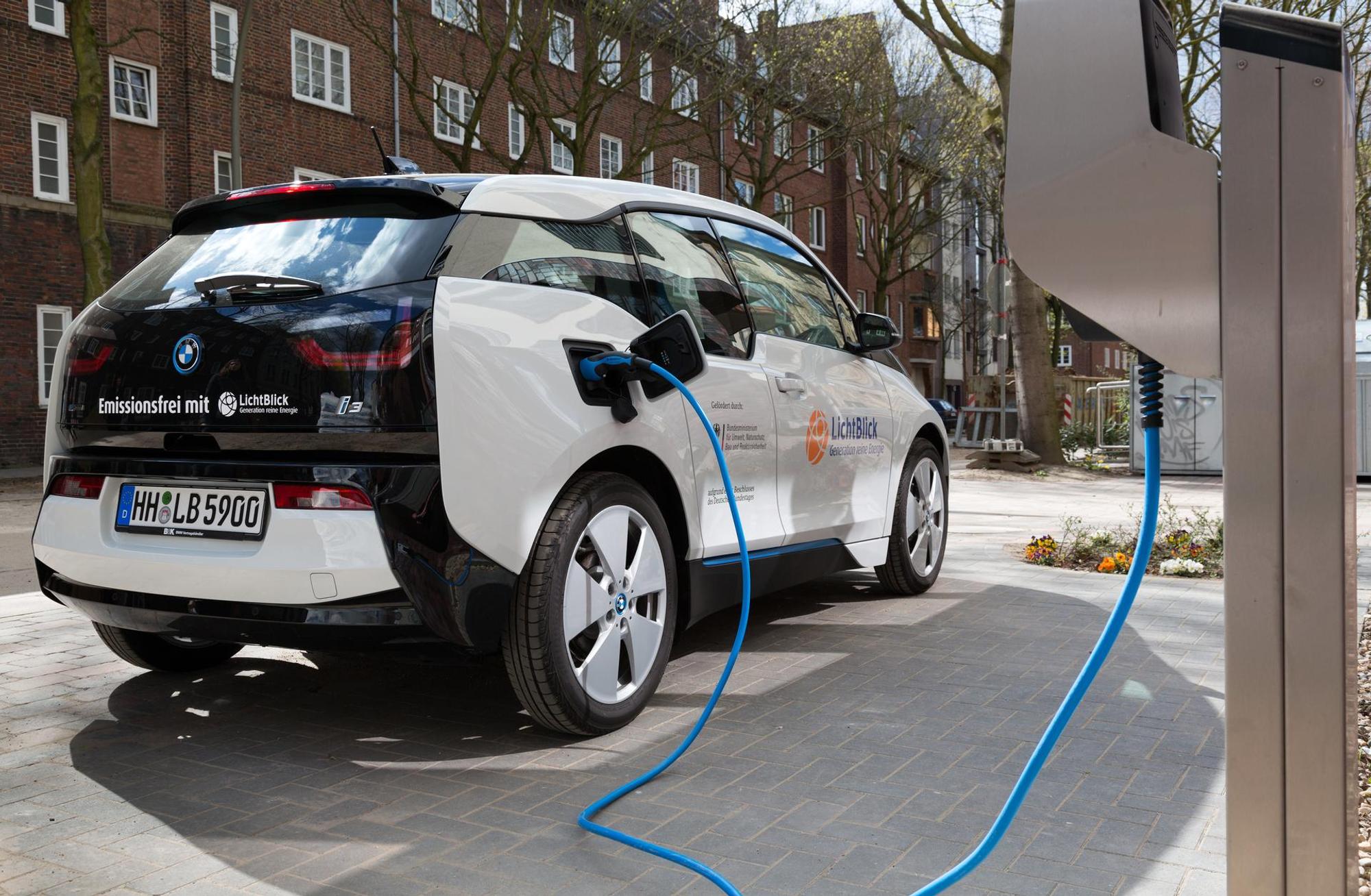 E-Auto an der Tankstelle