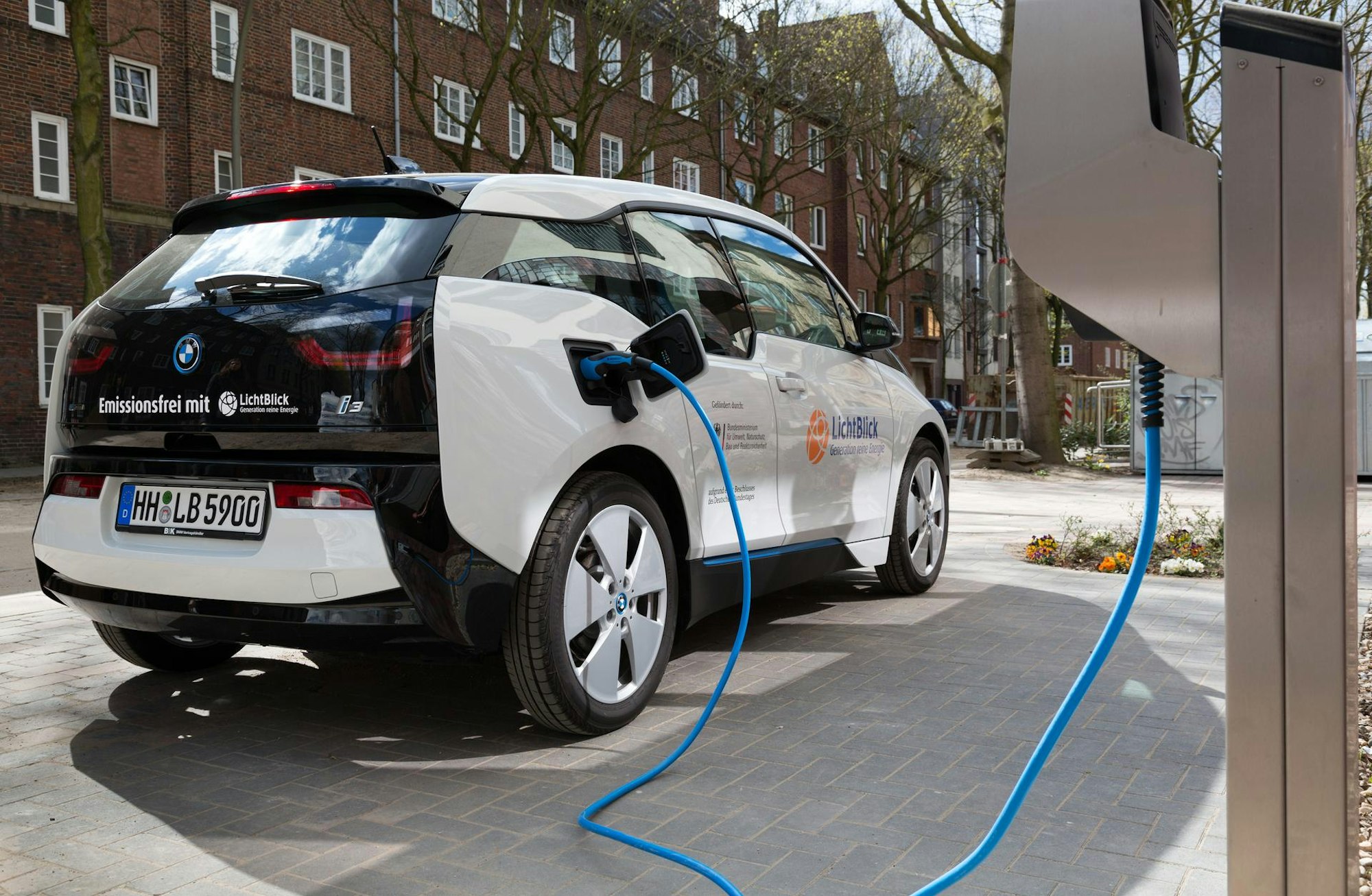 E-Auto an der Tankstelle