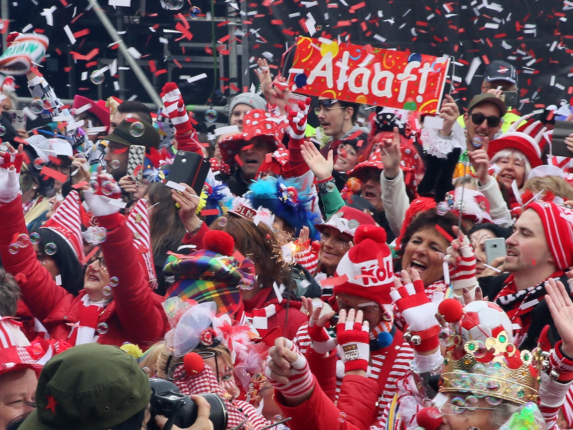 Das Foto zeigt Feiernde in Köln am 11.11. 2020 auf dem Heumarkt.
