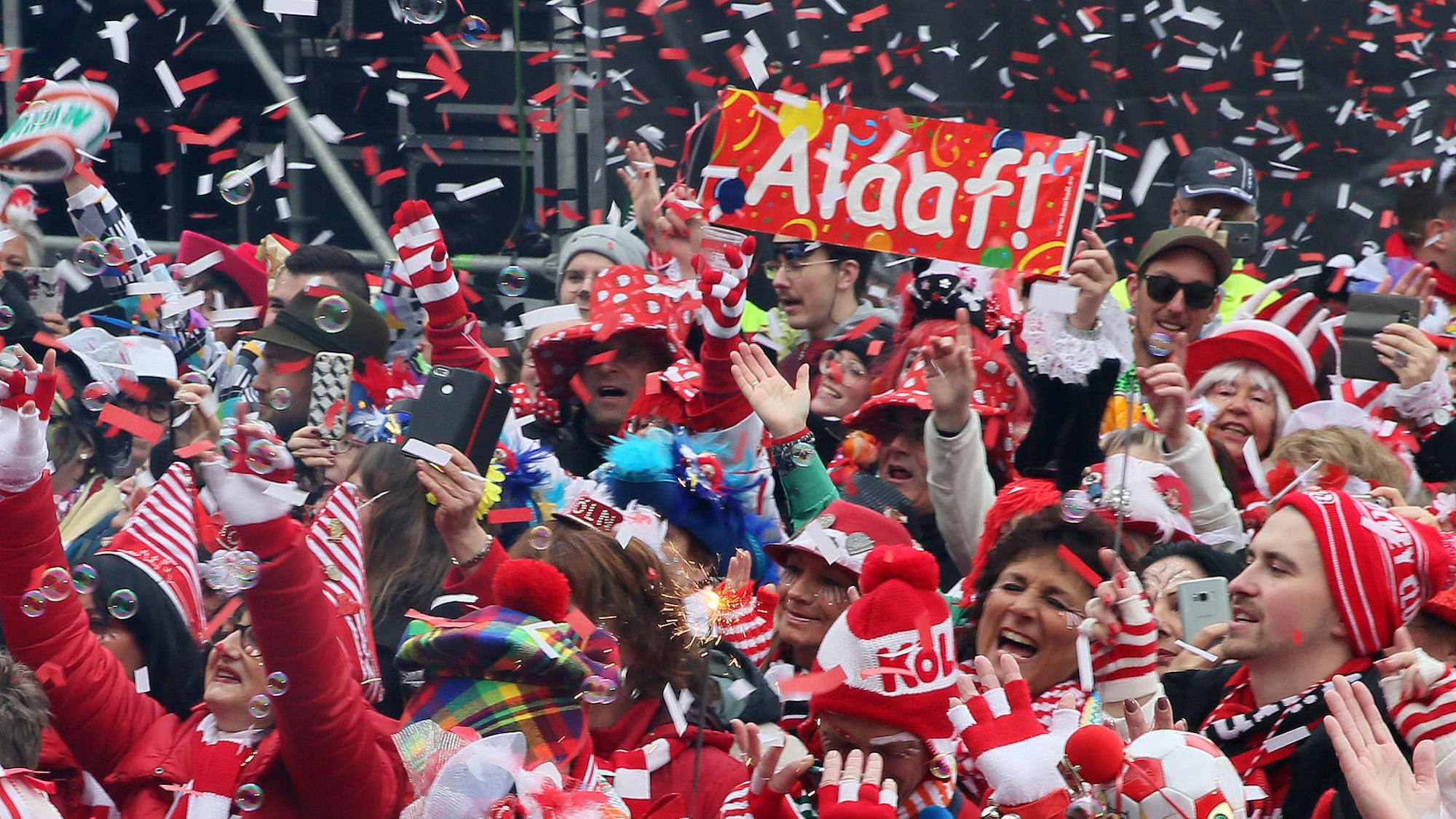 Das Foto zeigt Feiernde in Köln am 11.11. 2020 auf dem Heumarkt.