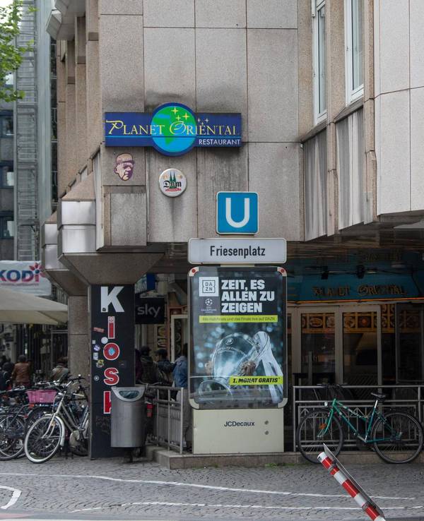 Ein Schild weist auf die U-Bahnhaltestelle Friesenplatz hin.