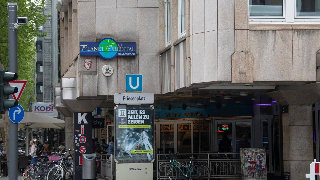 Ein Schild weist auf die U-Bahnhaltestelle Friesenplatz hin.