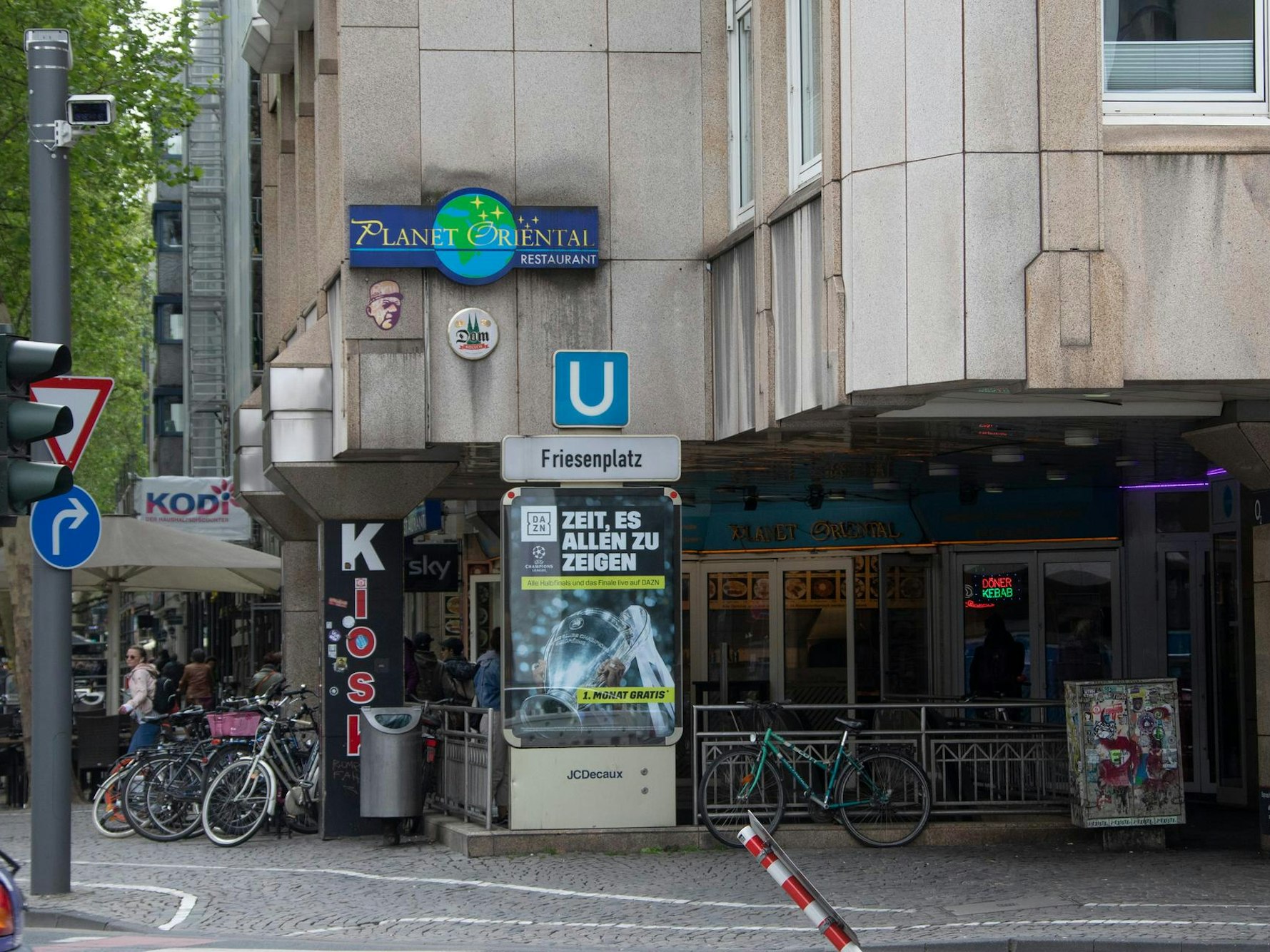 Ein Schild weist auf die U-Bahnhaltestelle Friesenplatz hin.
