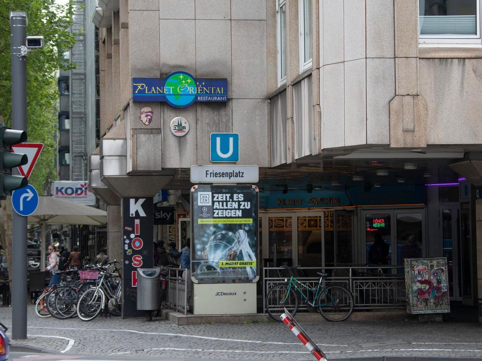 Ein Schild weist auf die U-Bahnhaltestelle Friesenplatz hin.