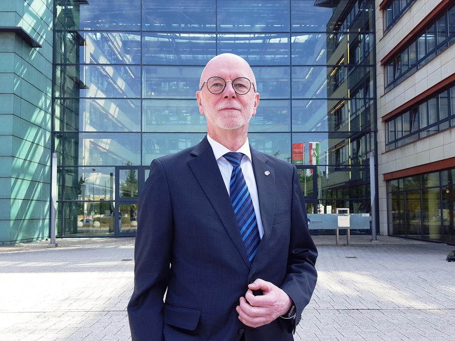 Polizeipräsident Uwe Jacob steht vor dem Kölner Polizeipräsidium