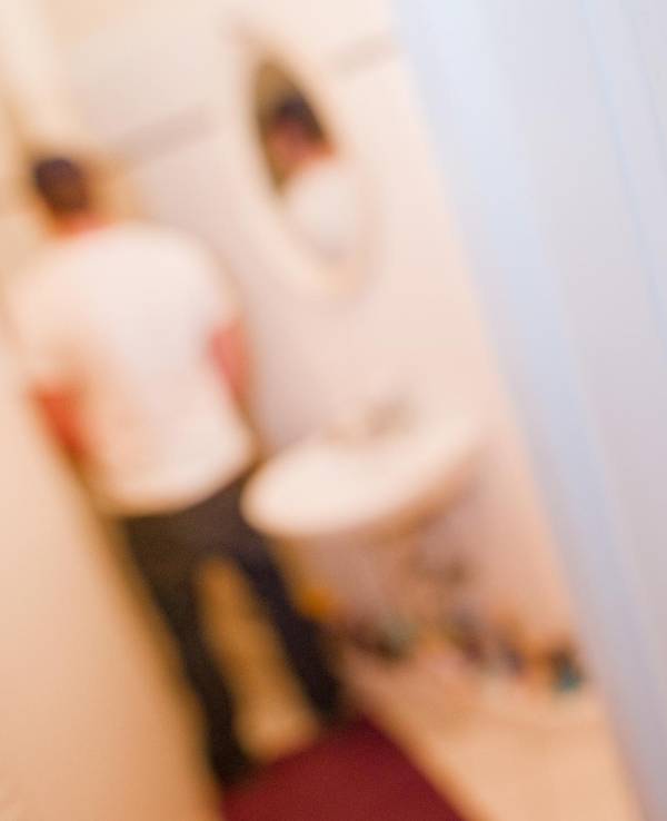 Das Foto zeigt einen Mann, der auf die Toilette geht.