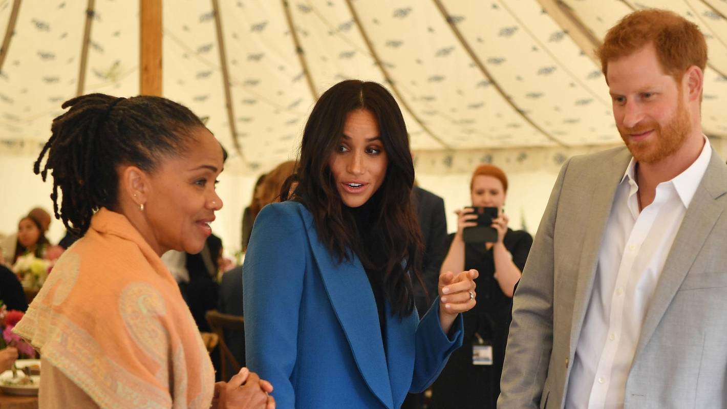 Doria Ragland mit ihrer Tochter Meghan und Prinz Harry.
