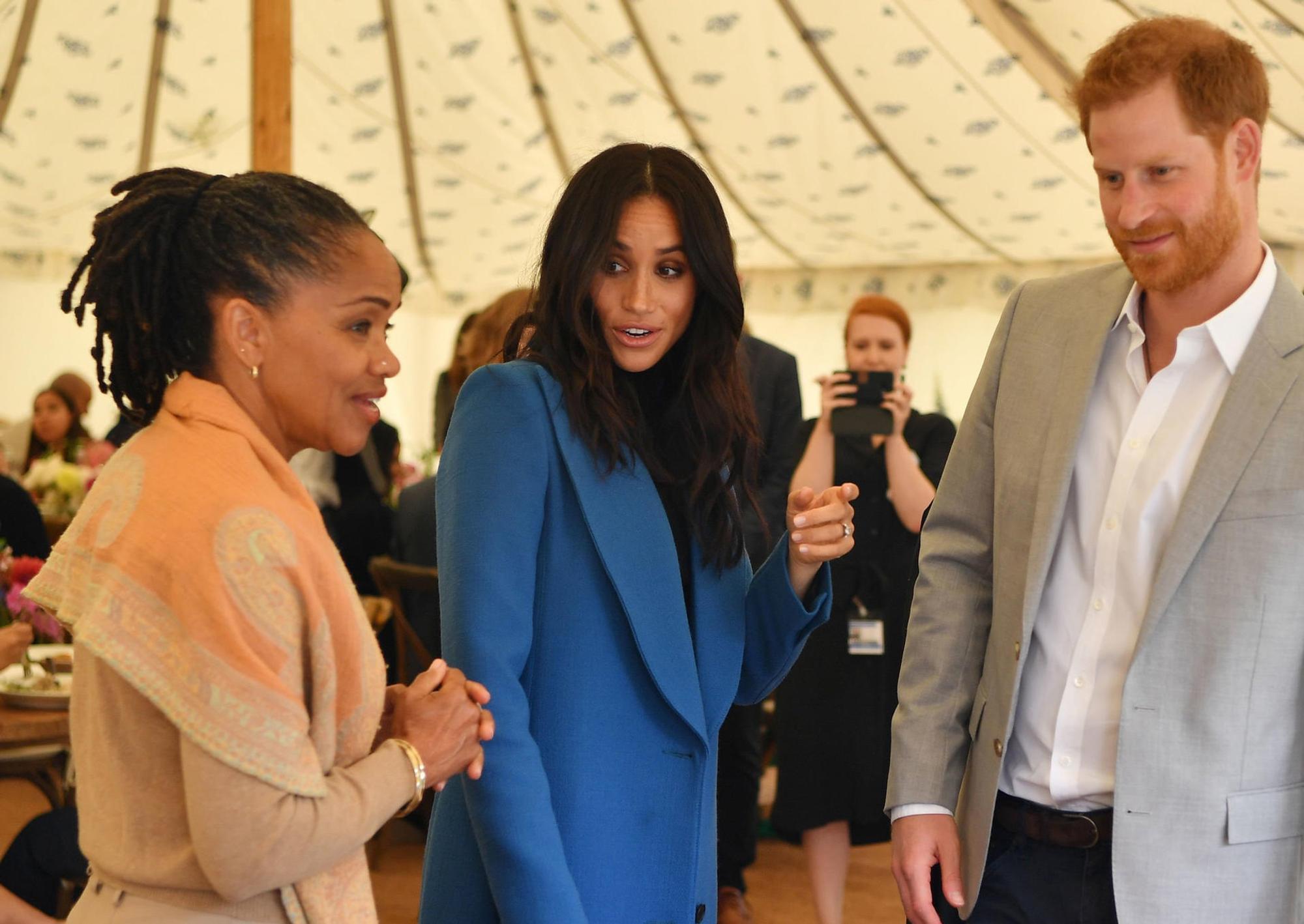 Doria Ragland mit ihrer Tochter Meghan und Prinz Harry.