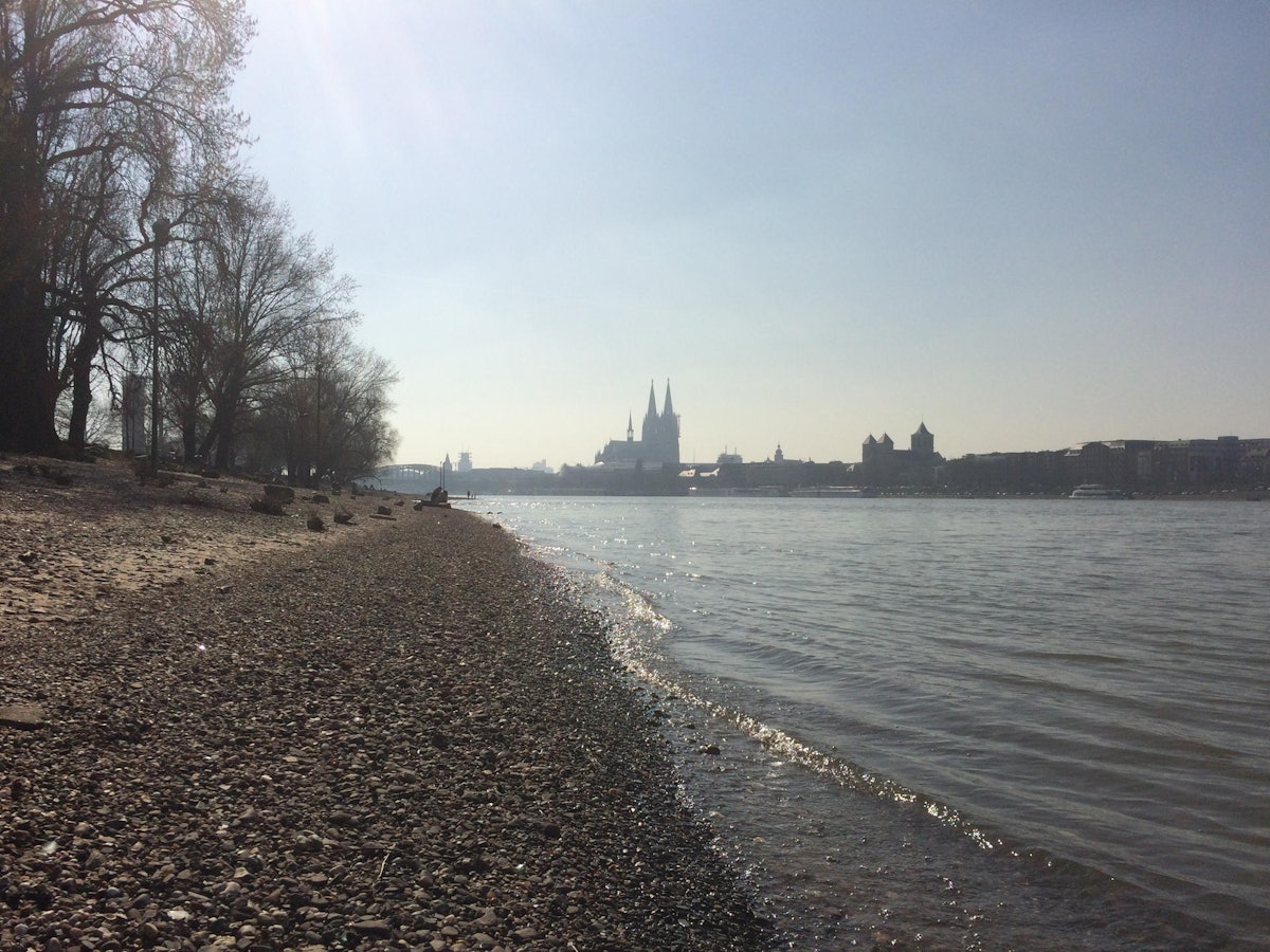 Das Rheinufer im Kölner Norden auf einem undatierten Foto.