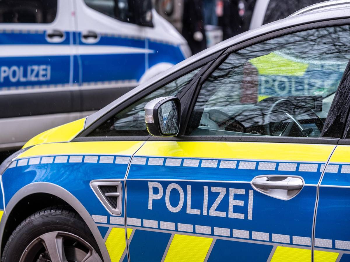 Polizeiautos stehen an einem Einsatzort.
