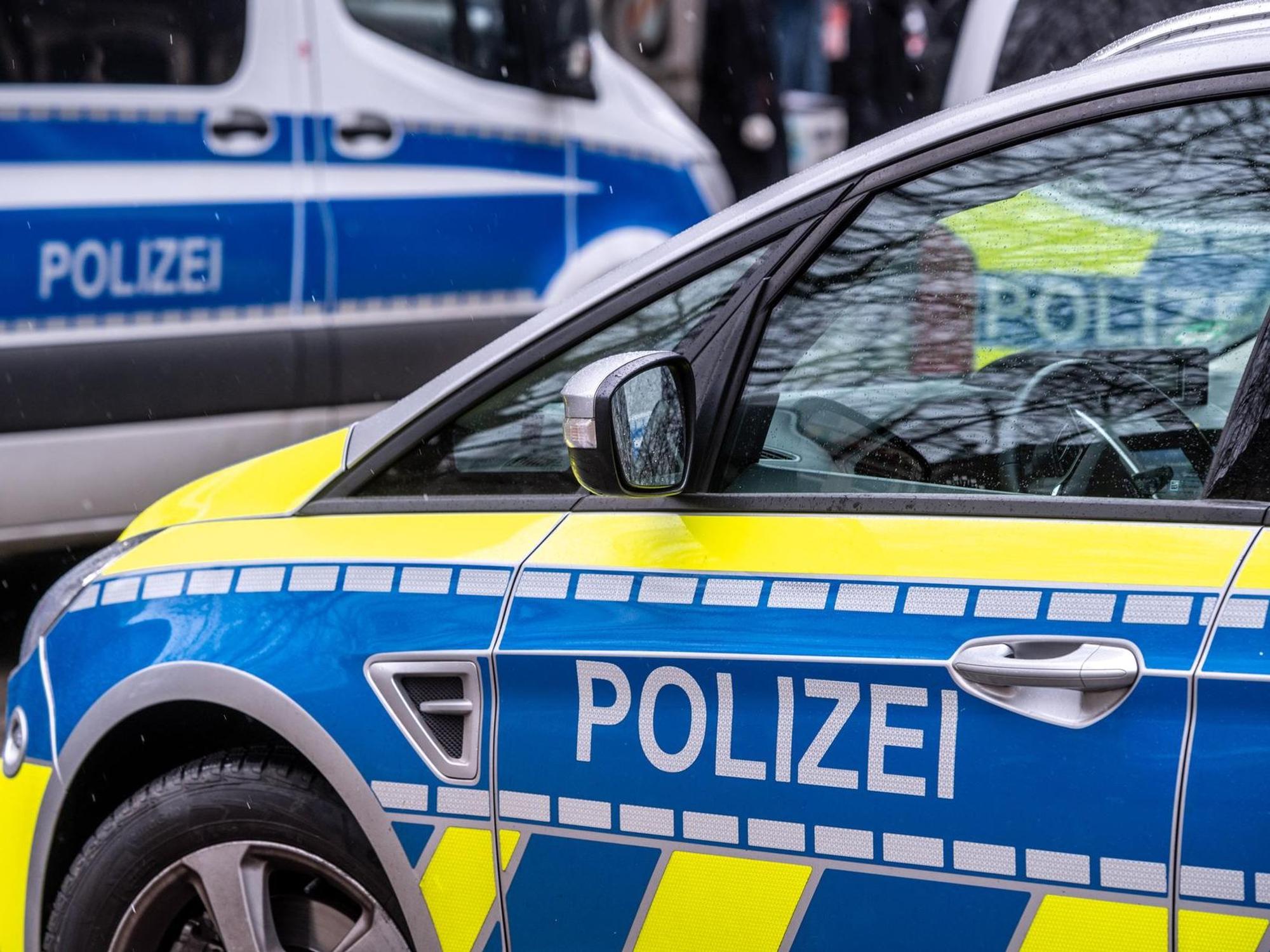 Polizeiautos stehen an einem Einsatzort.