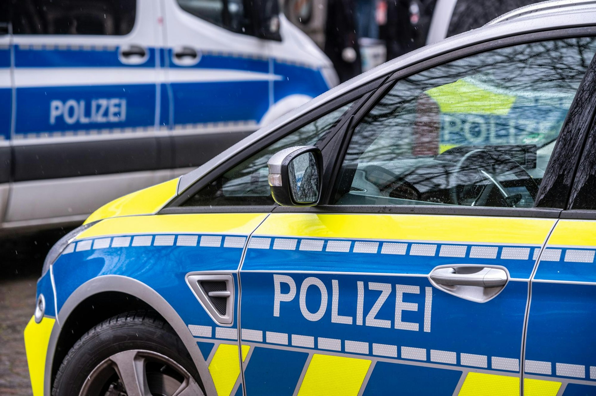 Polizeiautos stehen an einem Einsatzort.