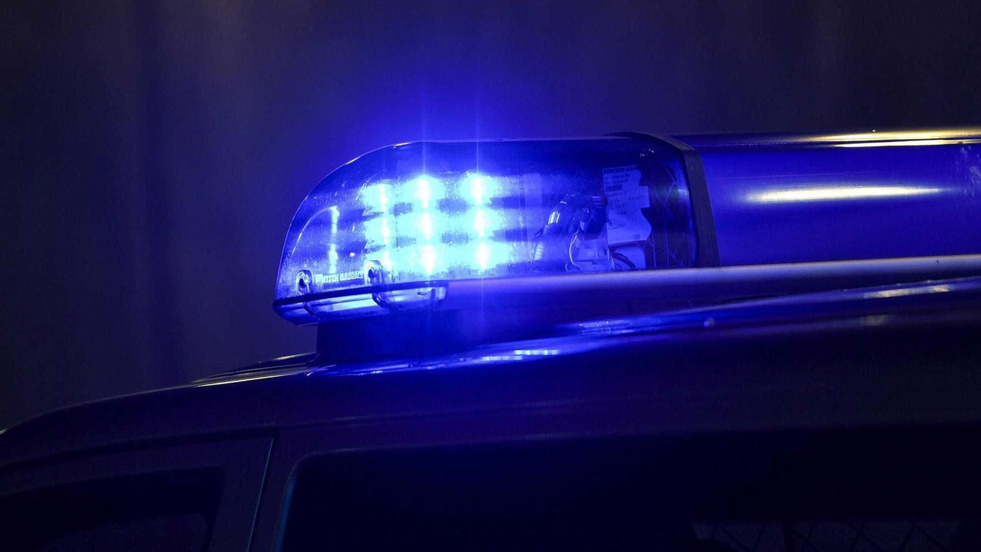 Blaulicht an einem Auto der Polizei.
