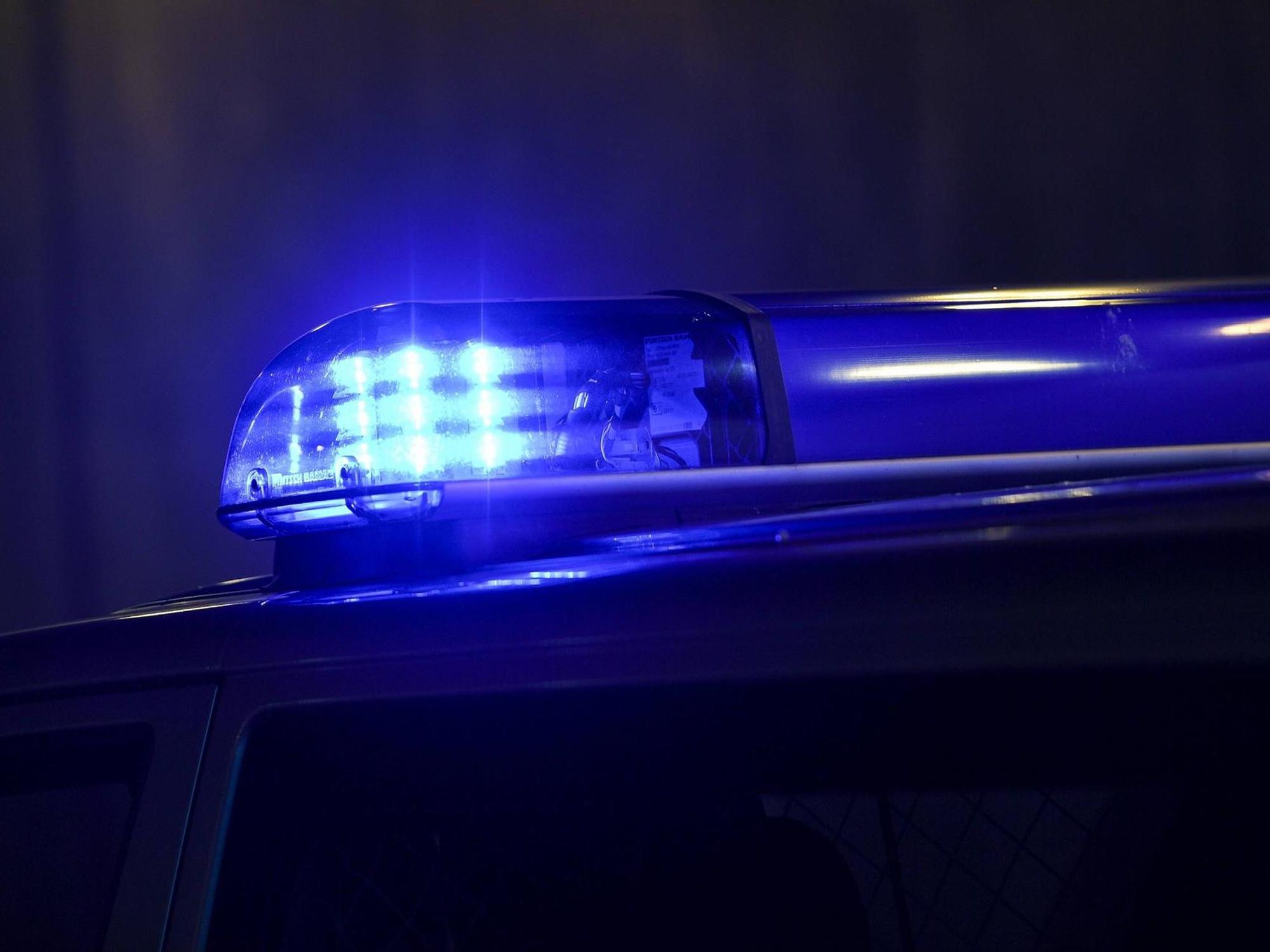 Blaulicht an einem Polizeiauto.