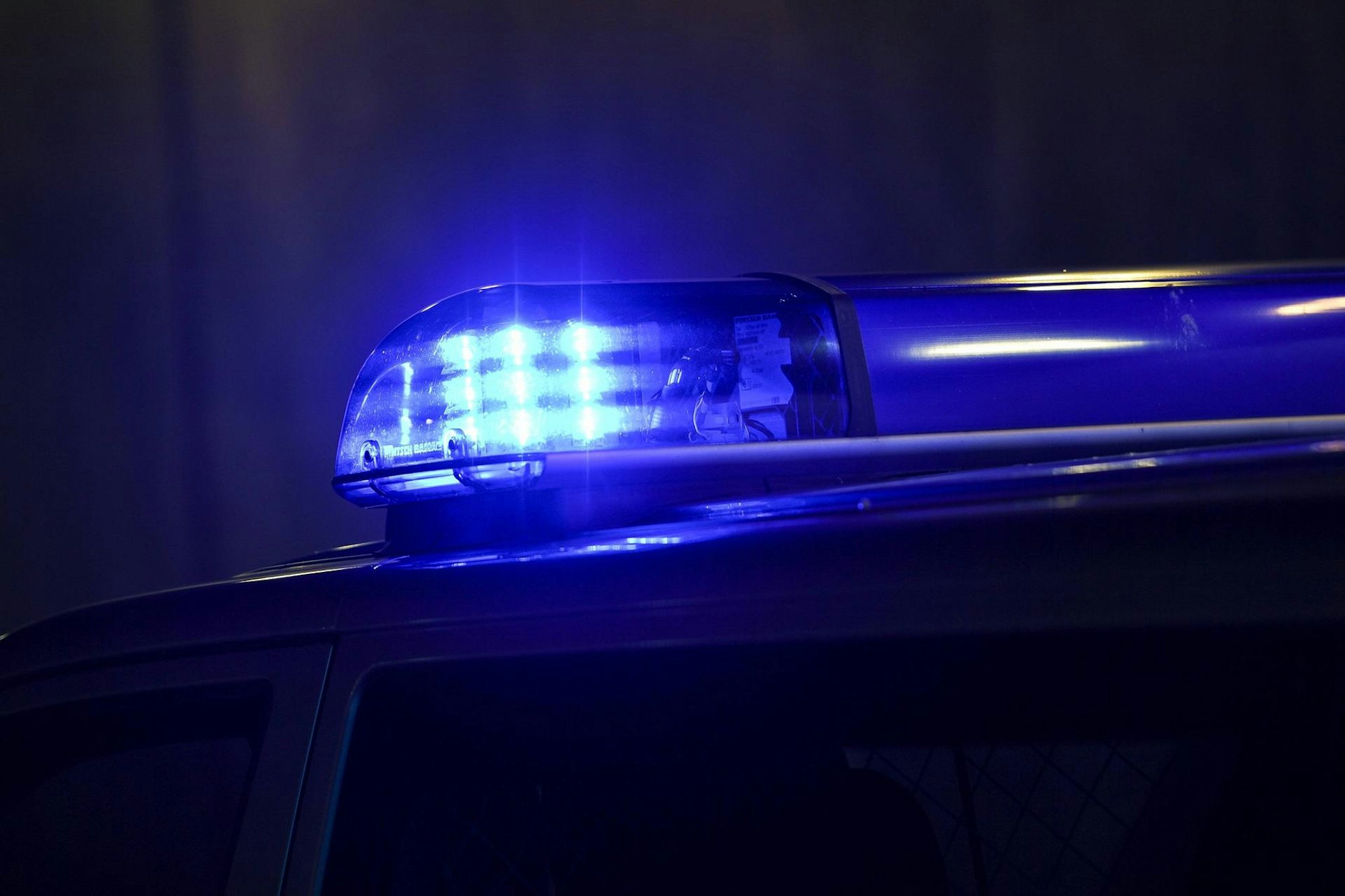 Blaulicht an einem Auto der Polizei.