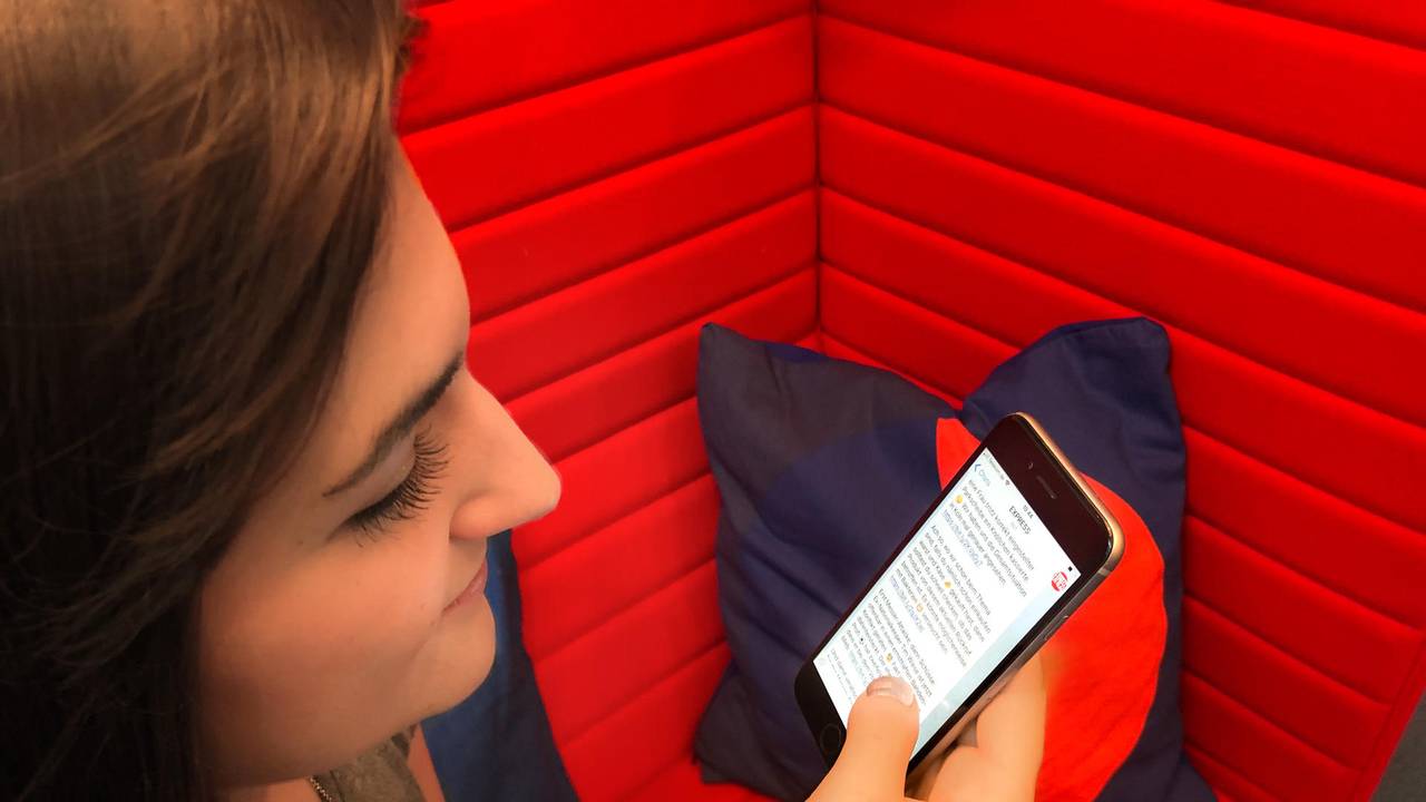 Laura Wenzel am Smartphone.