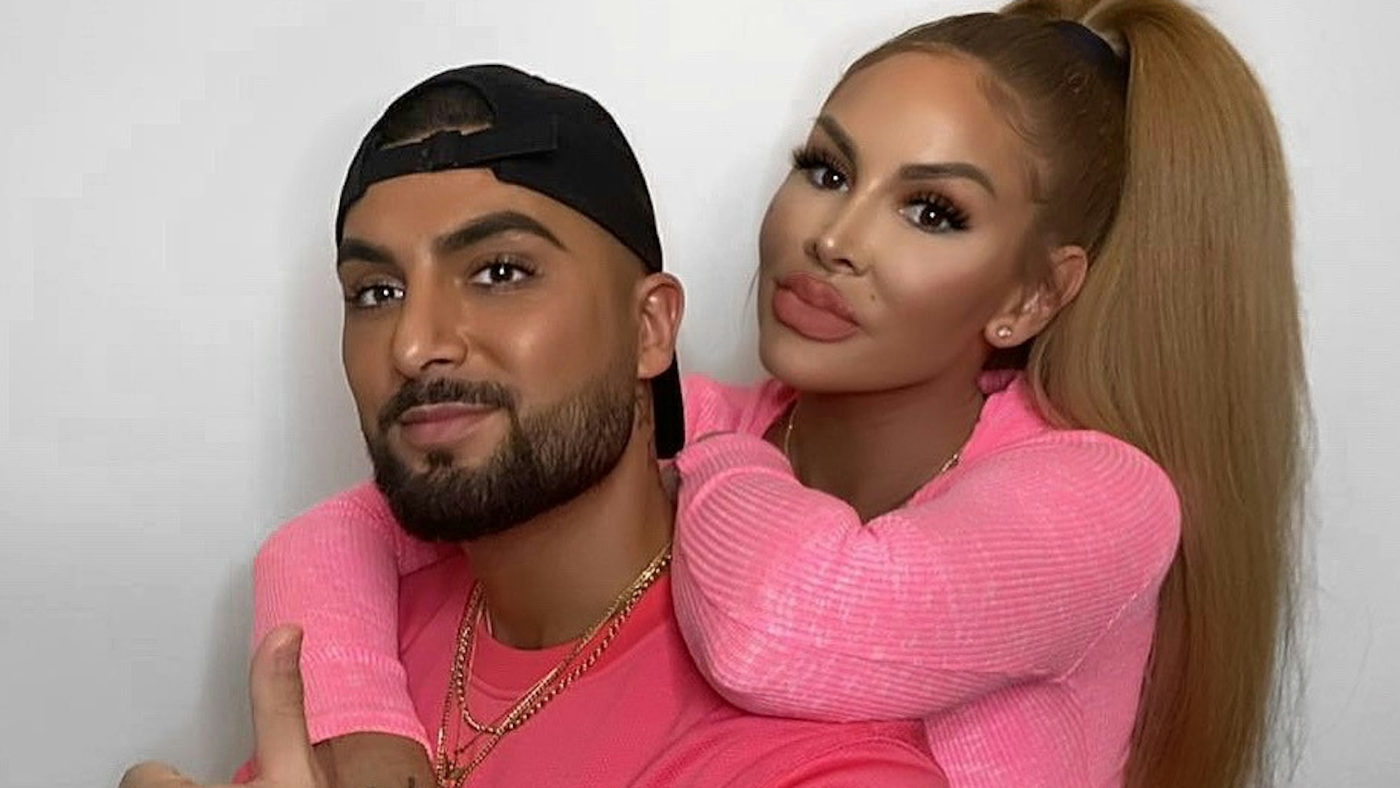 Das Youtuber-Paar Lisha und Lou posieren für ein Instagram-Foto