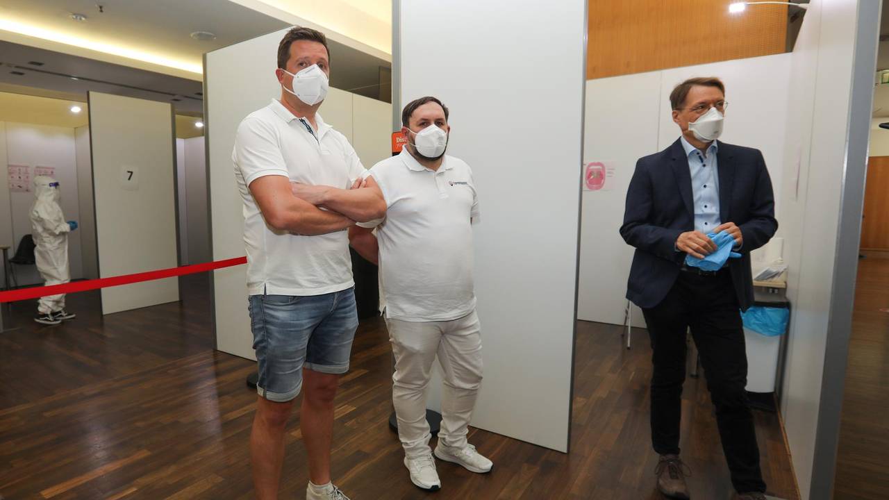 Karl Lauterbach steht im Testzentrum und unterhält sich mit den Betreibern