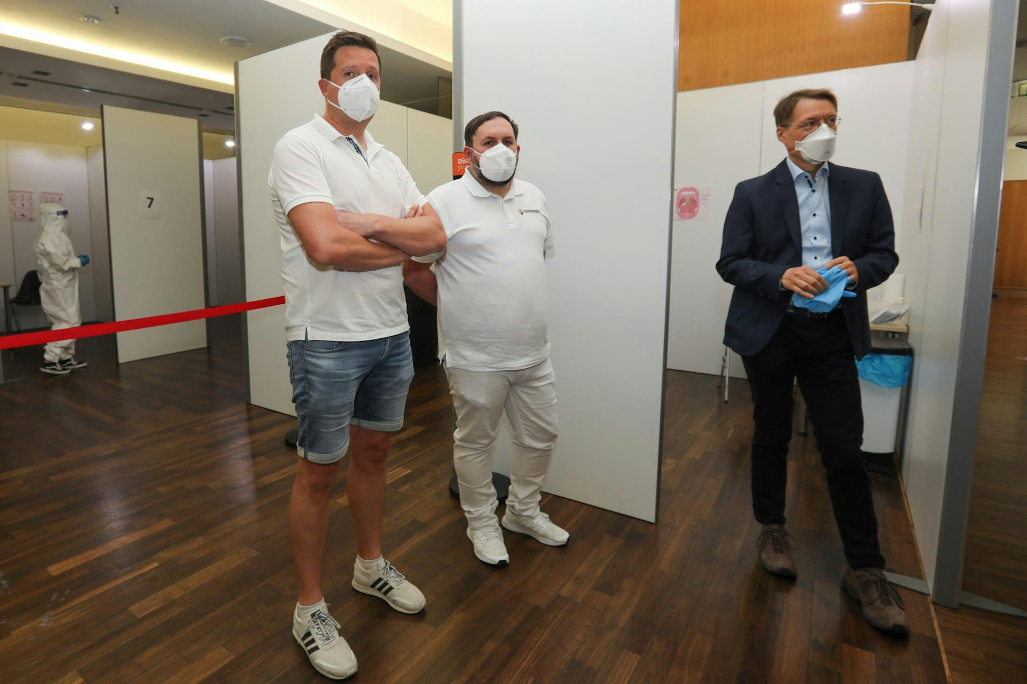 Karl Lauterbach steht im Testzentrum und unterhält sich mit den Betreibern