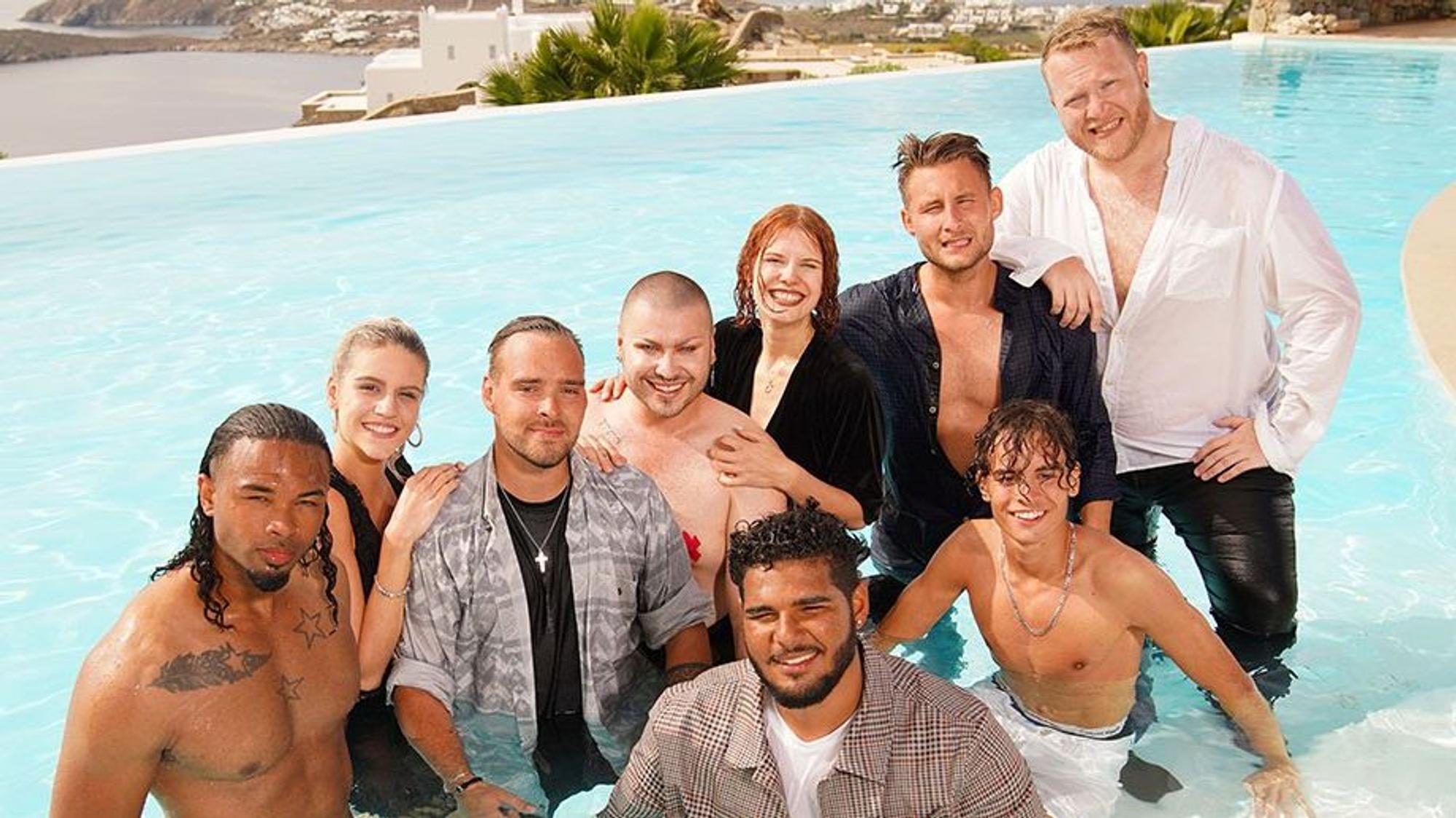 Die besten neun der DSDS-Staffel von 2021 stehen in einem Pool.