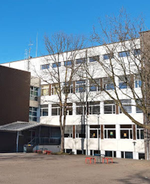 Der Schulhof und das Gebäude der Henry-Ford-Realschule in Köln.