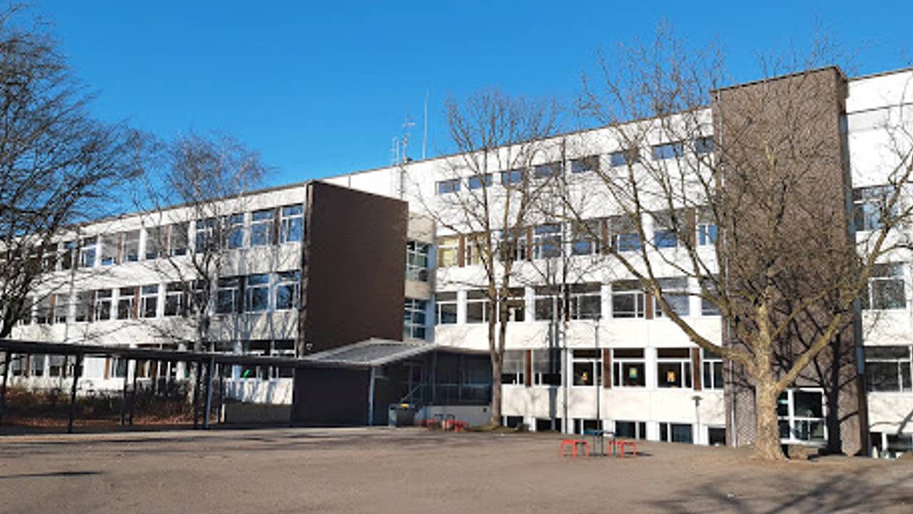 Der Schulhof und das Gebäude der Henry-Ford-Realschule in Köln.