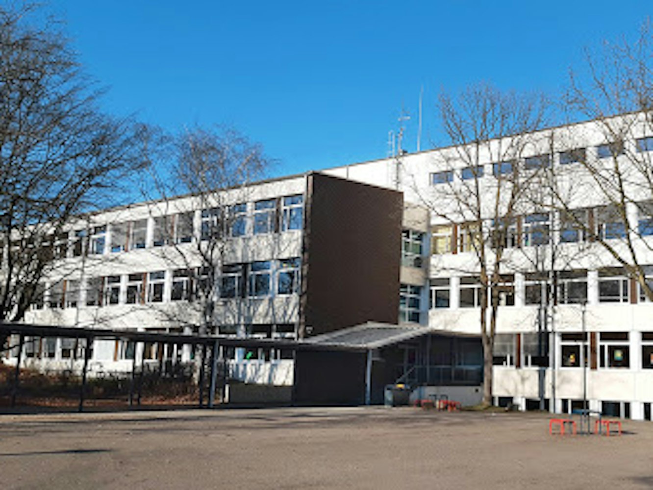 Blick auf die Henry-Ford-Realschule in Köln.