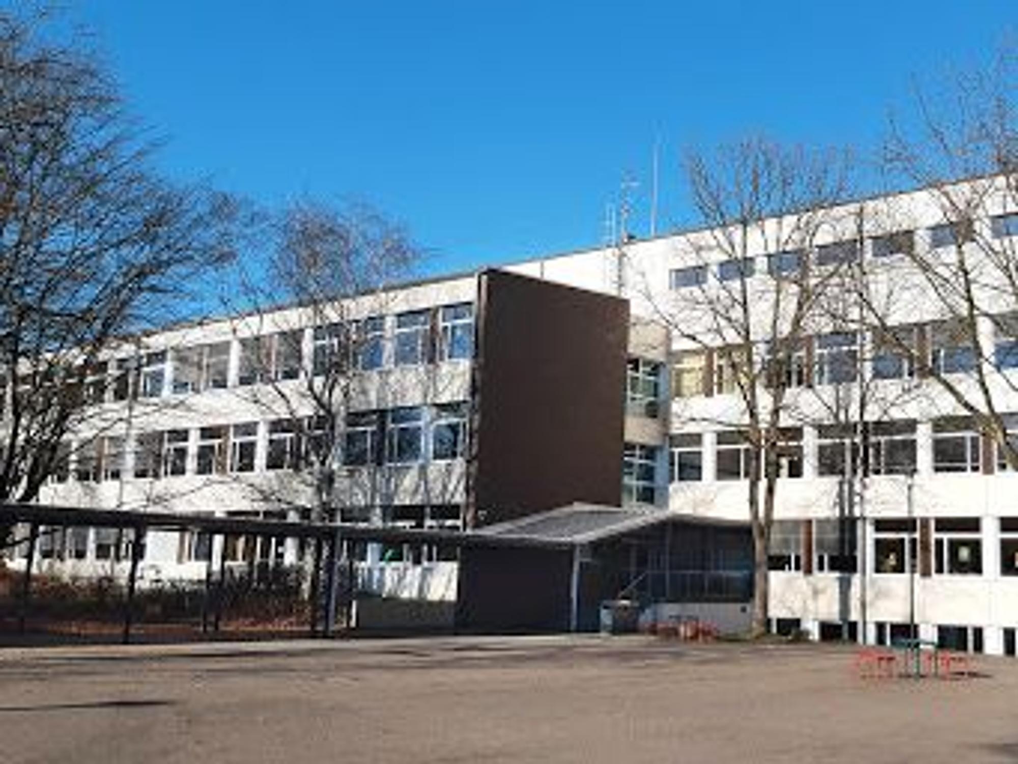 Blick auf die Henry-Ford-Realschule in Köln.