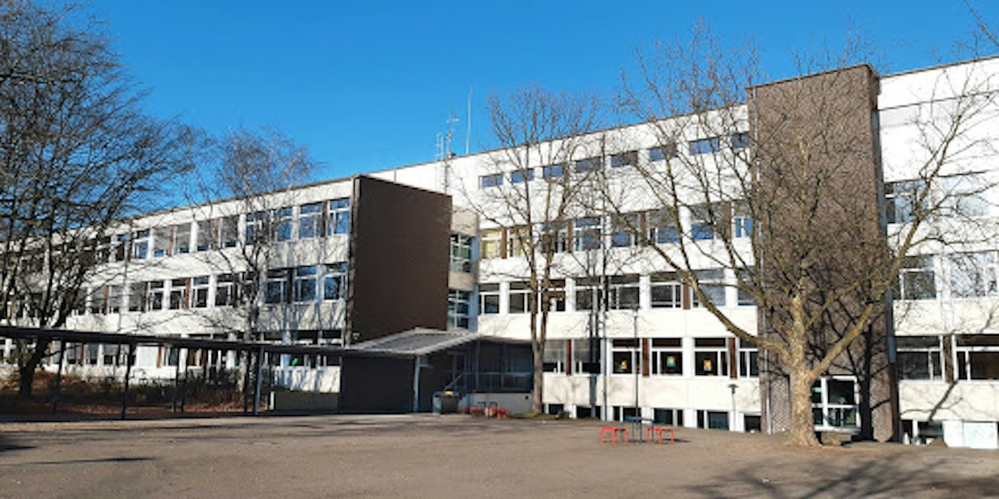 Der Schulhof und das Gebäude der Henry-Ford-Realschule in Köln.