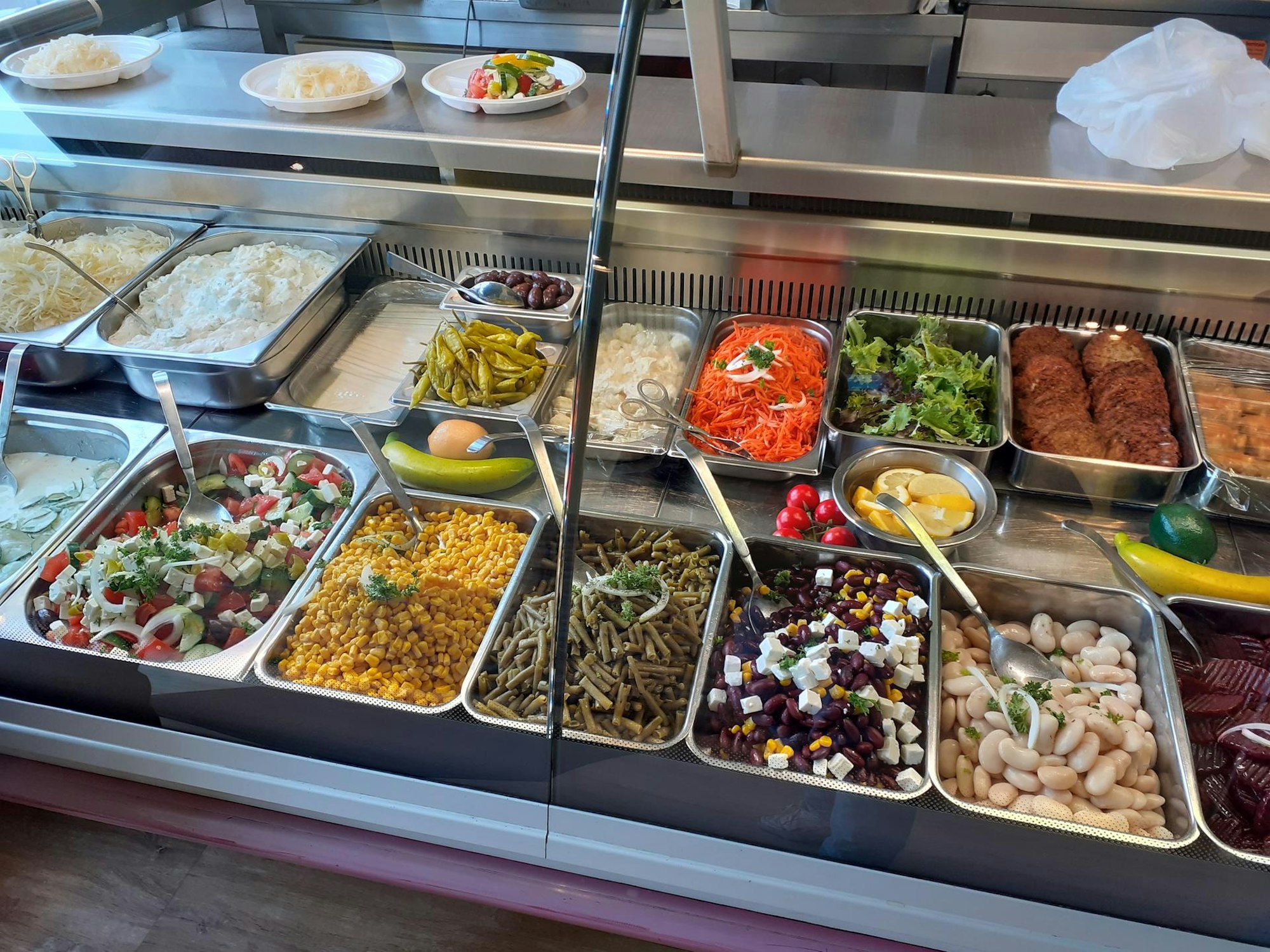 Die Theke mit den Produkten des Iltis Grill in Köln.