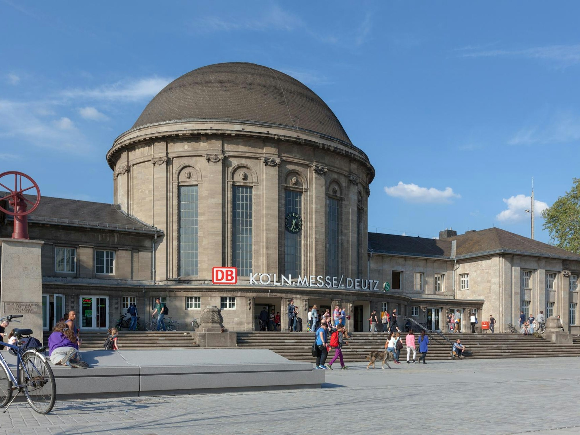 Das Foto zeigt den Bahnhof Köln-Deutz