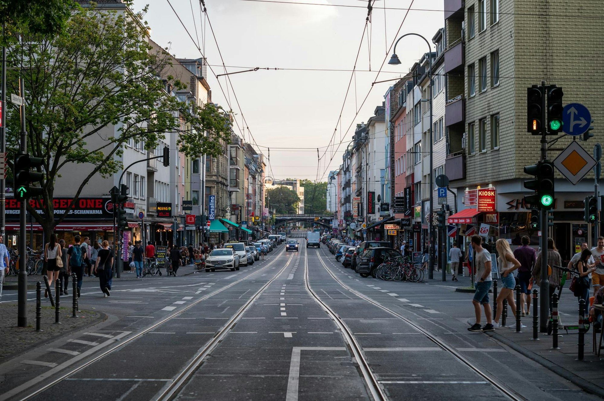 Zülpicher Straße in Köln soll zwischen Roonstraße und Zülpicher Platz autofrei werden.