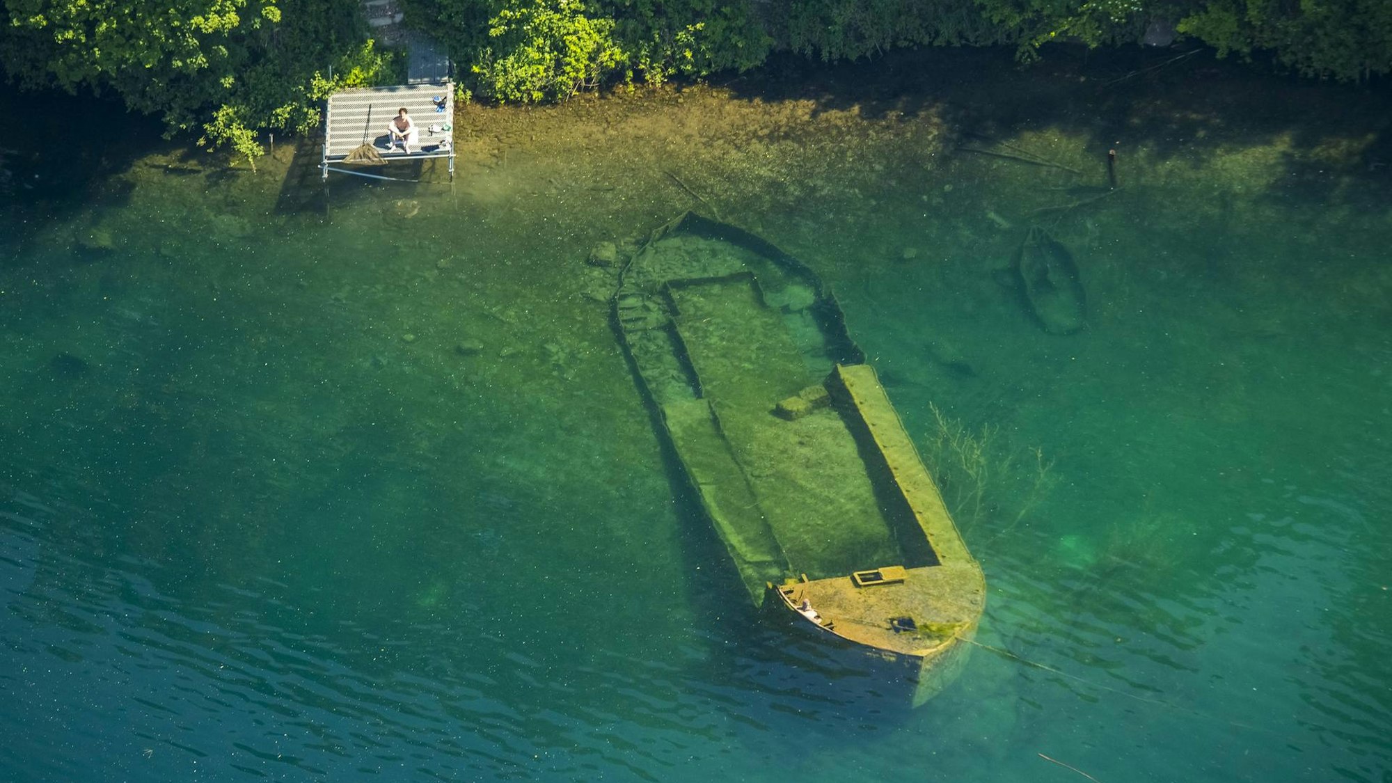 Das Wrack vom Escher See – aus der Luft ist die Kiesschute gut zu erkennen.