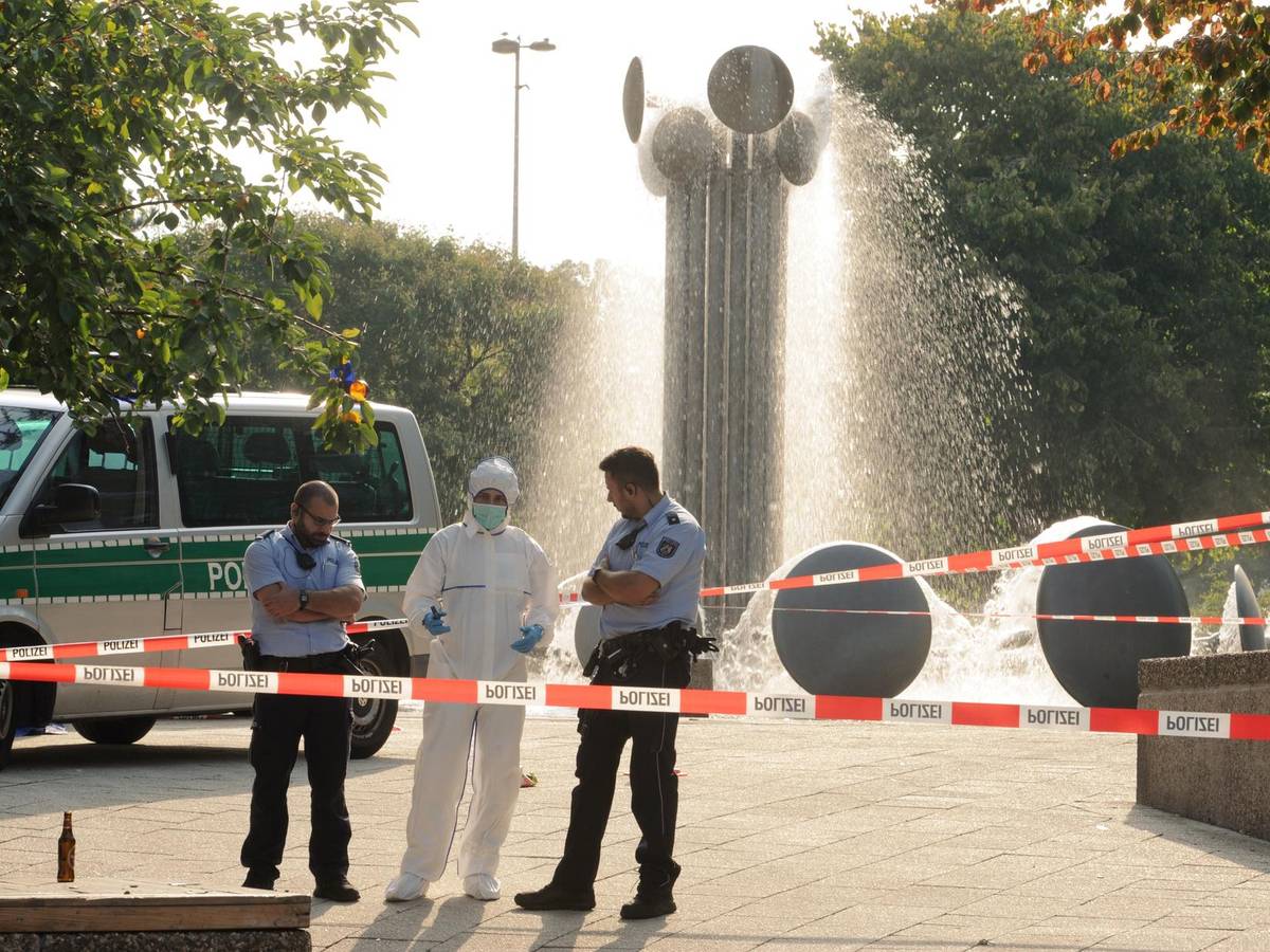 Einsatzkräfte und Spurensicherung stehen am Brunnen am Ebertplatz in Köln.