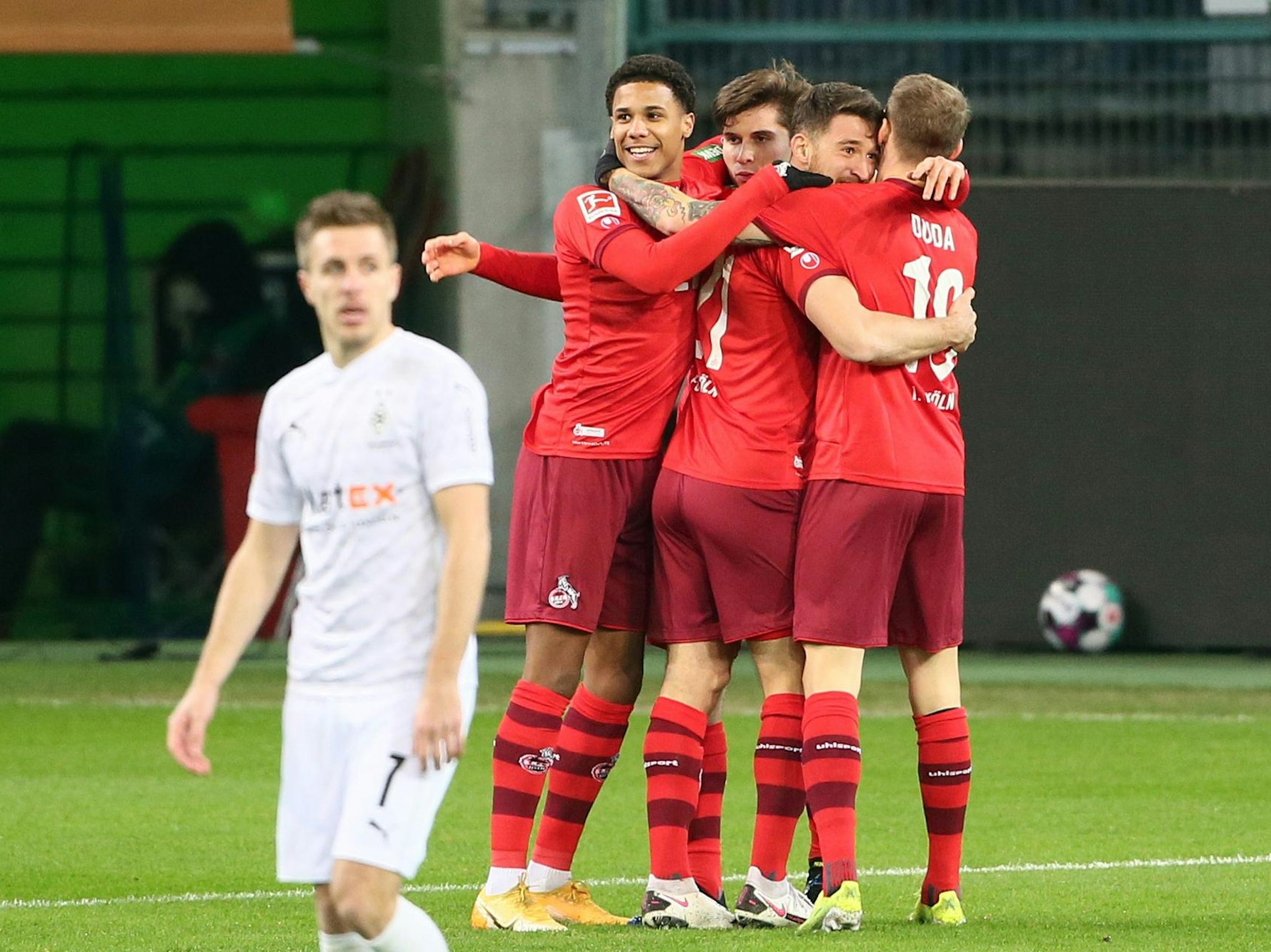 Damals noch in Kölner Dress: Ismail Jakobs (l.) mit seinen Mitspielern im Derby gegen Borussia Mönchengladbach in der Saison 2020/2021.